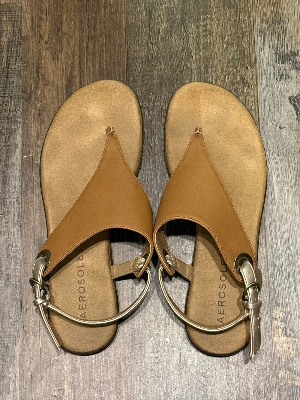 Aerosoles Tan Leather Thong Sandals with Gold Accent - Size 7.5